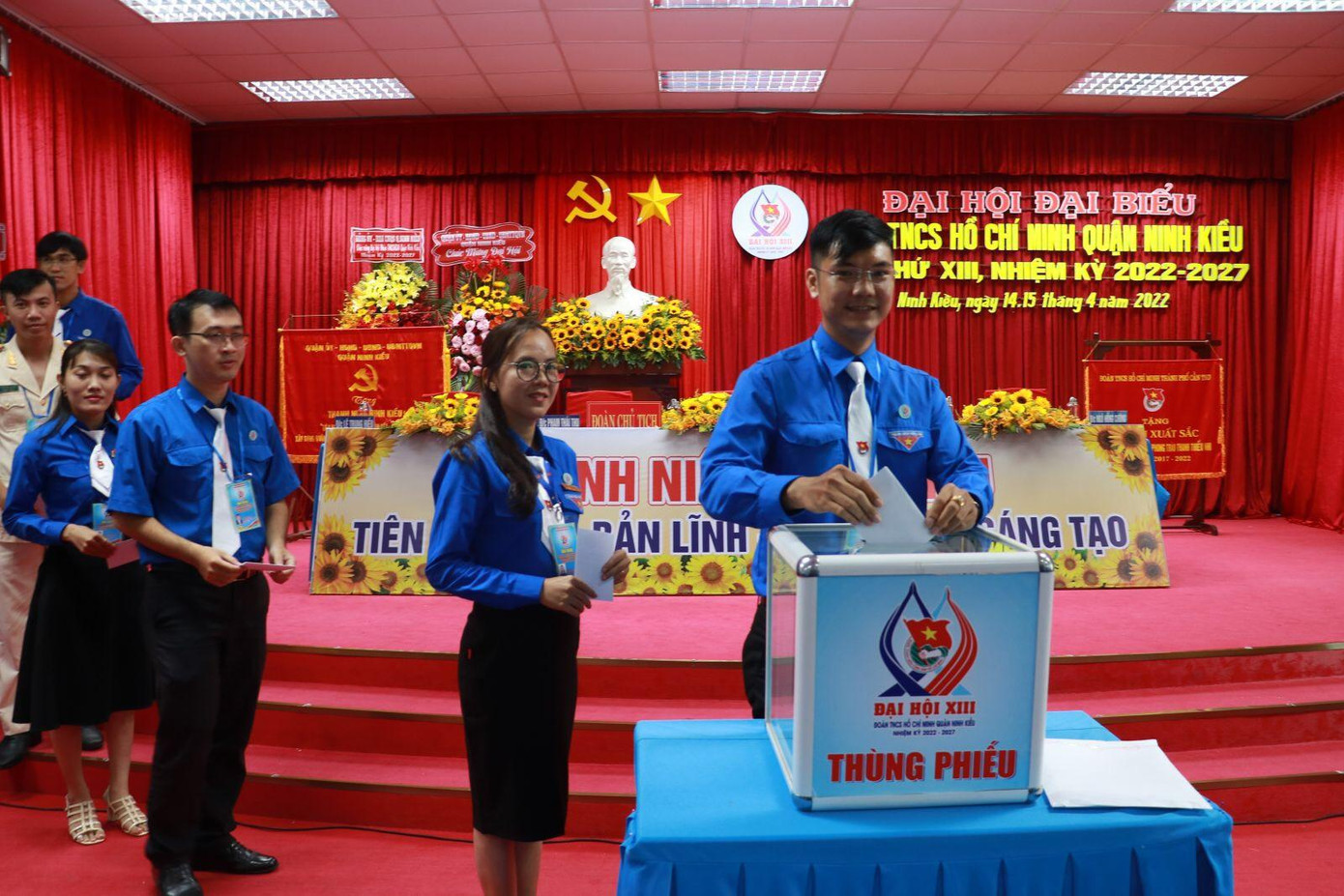 Các đại biểu tham gia bỏ phiếu. - Ảnh: Q. Thái Các đại biểu tham gia bỏ phiếu. - Ảnh: Q. Thái