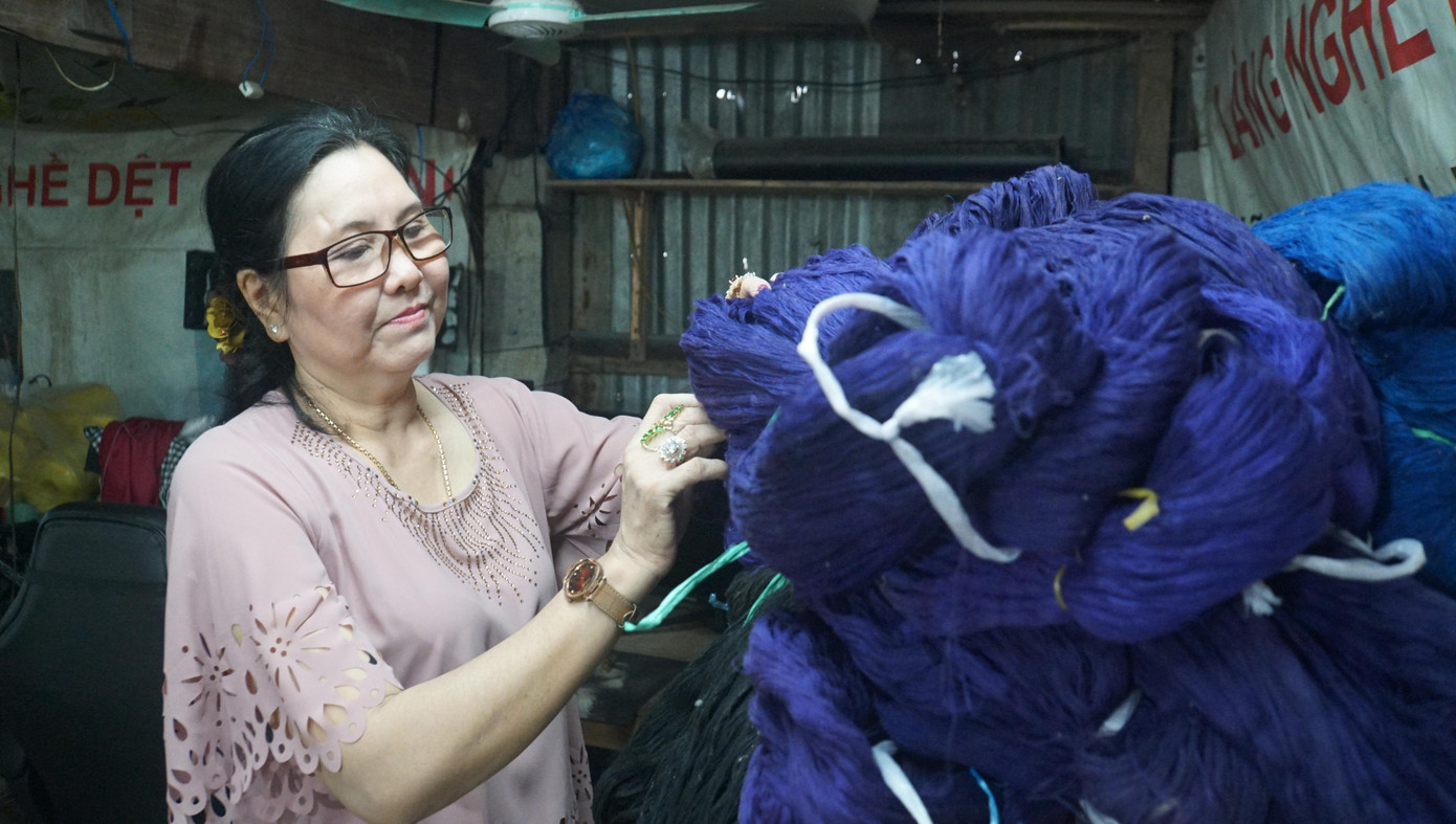 Bà Chiều kể ban đầu làm khăn rằn phục vụ du lịch không dễ. Khăn đòi hỏi độ dày, đa dạng mẫu mã, màu sắc bắt mắt.