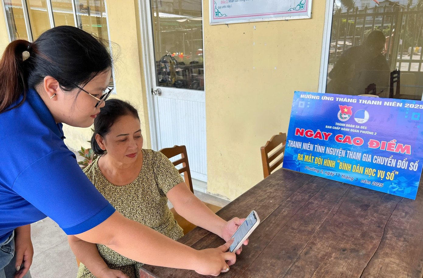 Đoàn viên thanh niên TP. Sa Đéc hướng dẫn người dân sử dụng dịch vụ công trực tuyến.