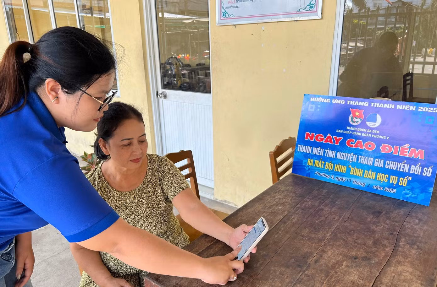 Đoàn viên thanh niên TP. Sa Đéc hướng dẫn người dân sử dụng dịch vụ công trực tuyến.