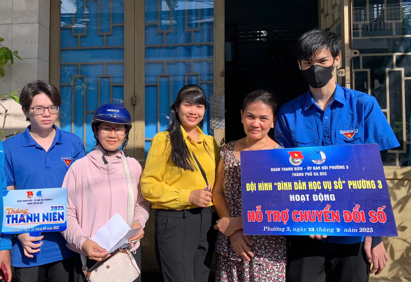 Đoàn viên thanh niên TP Sa Đéc hỗ trợ chuyển đổi số.