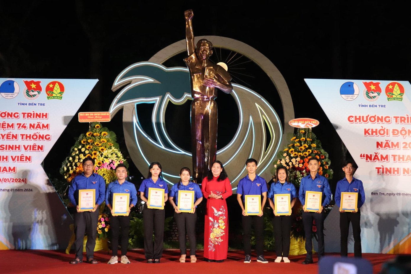 Lãnh đạo UBND tỉnh Bến Tre khen thưởng đoàn viên thanh niên.