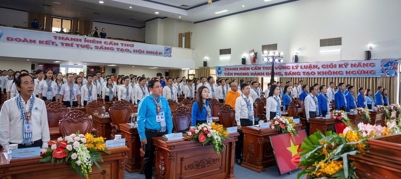 Đại biểu tham dự khai mạc đại hội.