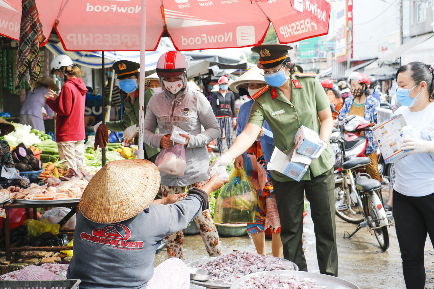 Công an tặng khẩu trang cho tiểu thương khu vực chợ