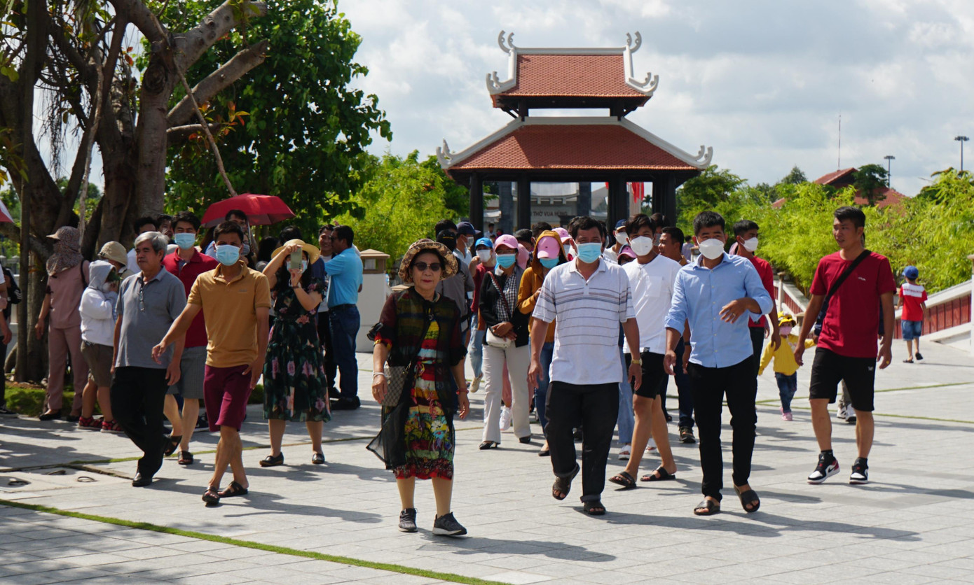 Ghi nhận của phóng viên Tiền Phong, từ sáng đã có đông người từ khắp nơi vào tham quan, viếng, dâng hương đền thờ Vua Hùng tại quận Bình Thủy, TP Cần Thơ. - Ảnh: Hòa Hội