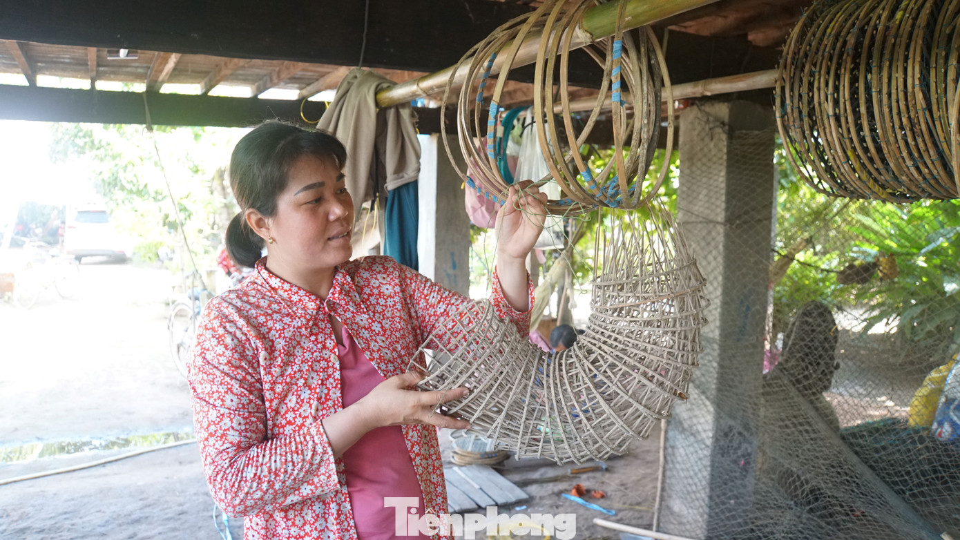 Chị Kiều giới thiệu về các công đoạn để hình thành cái lọp hoàn chỉnh. Ảnh: Hòa Hội.