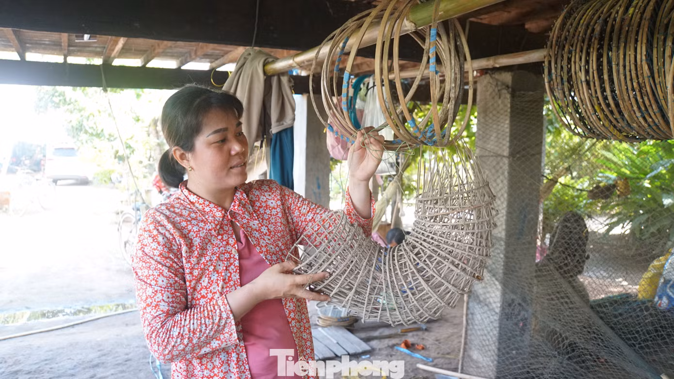 Chị Kiều giới thiệu về các công đoạn để hình thành cái lọp hoàn chỉnh. Ảnh: Hòa Hội.