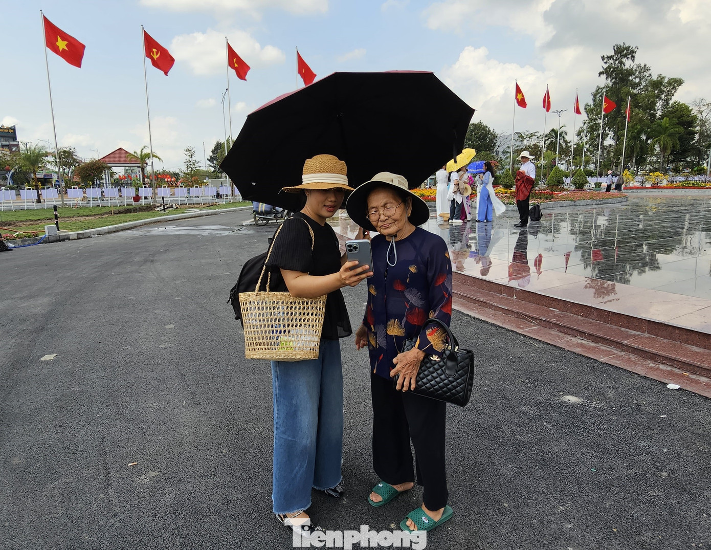 Cụ Ngời, năm nay 79 tuổi, từ huyện Củ Chi (TP.HCM) vượt hàng trăm cây số đến tham quan Festival. “Xem trên báo đài biết hôm nay có lễ hội Festival hoa nên gia đình chở bà nội xuống đây tham quan”, cháu gái cụ Ngời cho biết. Ảnh: Hòa Hội