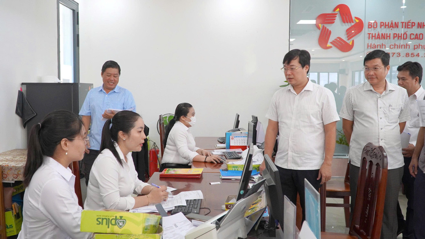 Bí thư Tỉnh ủy Đồng Tháp - Lê Quốc Phong kiểm tra vận hành thử nghiệm cấp xã mới tại phường Cao Lãnh. Bí thư Tỉnh ủy Đồng Tháp - Lê Quốc Phong kiểm tra vận hành thử nghiệm cấp xã mới tại phường Cao Lãnh.