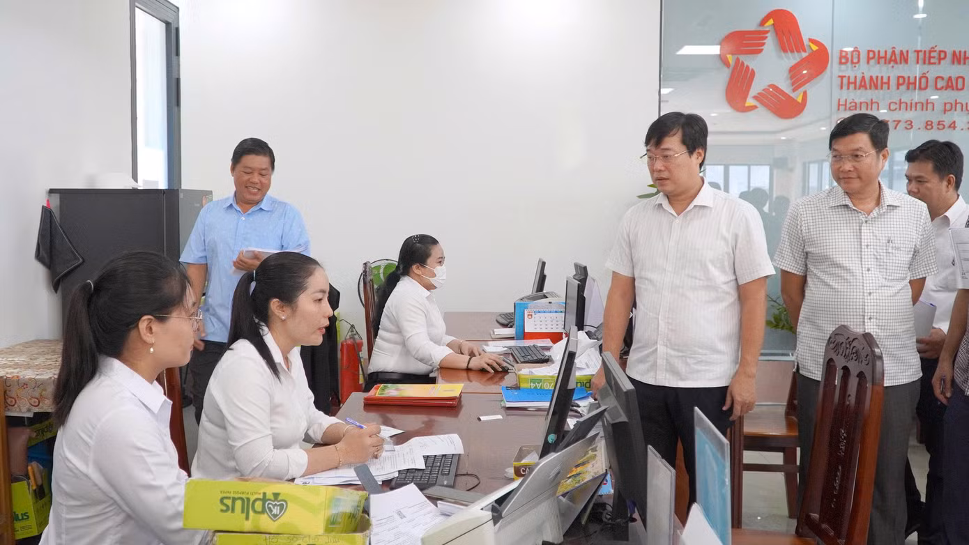 Bí thư Tỉnh ủy Đồng Tháp - Lê Quốc Phong kiểm tra vận hành thử nghiệm cấp xã mới tại phường Cao Lãnh.