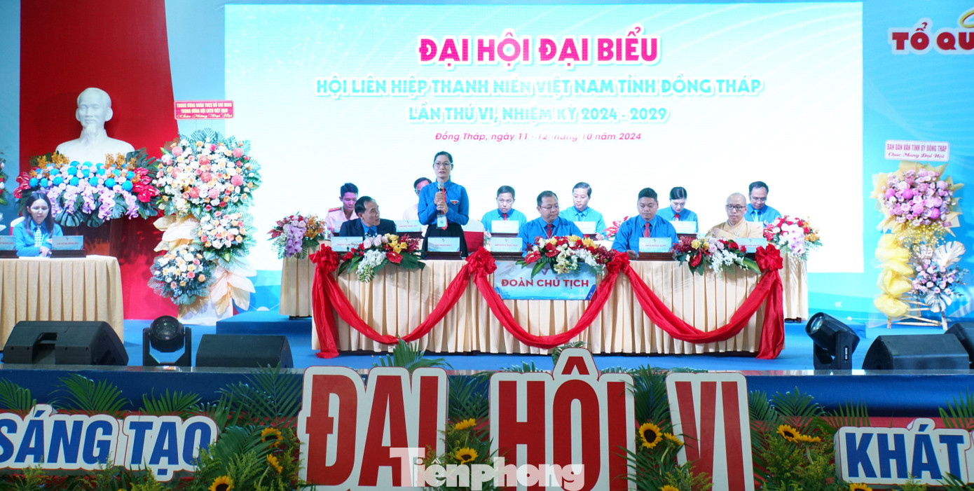 Đoàn chủ tịch điều hành đại hội. Ảnh: Hòa Hội