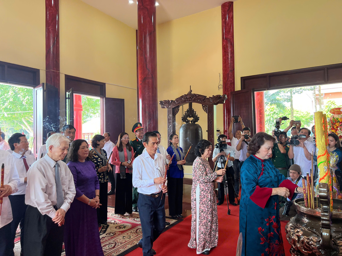 Lãnh đạo, nguyên lãnh đạo Đảng, Nhà nước viếng nữ tướng Nguyễn Thị Định. Lãnh đạo, nguyên lãnh đạo Đảng, Nhà nước viếng nữ tướng Nguyễn Thị Định.