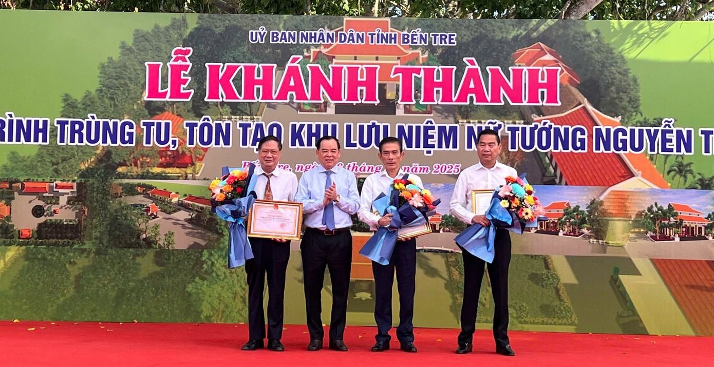 Lãnh đạo tỉnh Bến Tre tặng hoa cho đại biểu. Lãnh đạo tỉnh Bến Tre tặng hoa cho đại biểu.