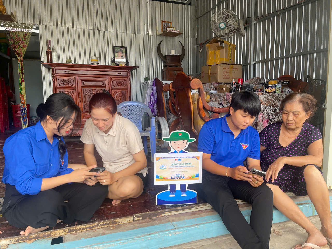 Đoàn viên thanh niên xã Thường Phước đến tận nhà hỗ trợ bà con tiếp cận công nghệ số.