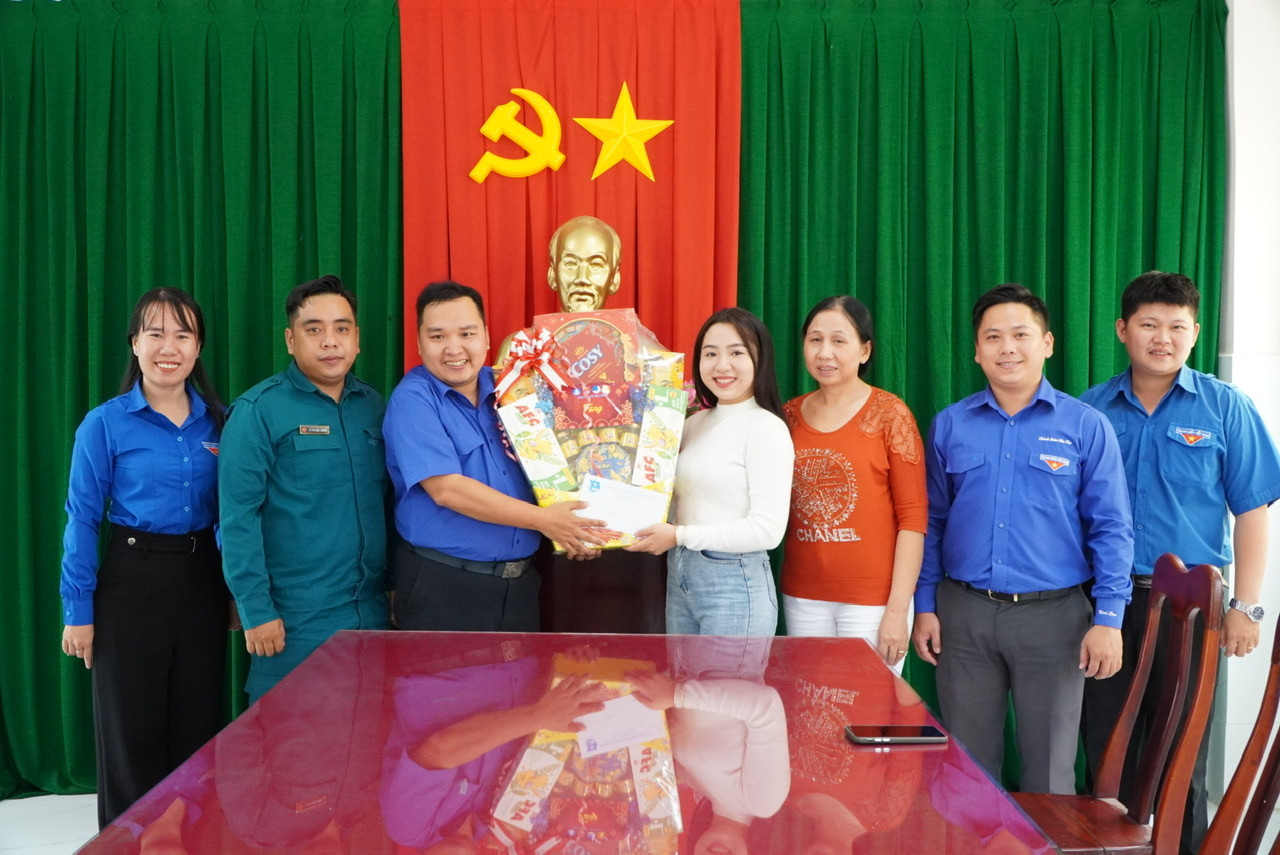 Thành Đoàn Cần Thơ tặng quà cho bạn Huỳnh Như.