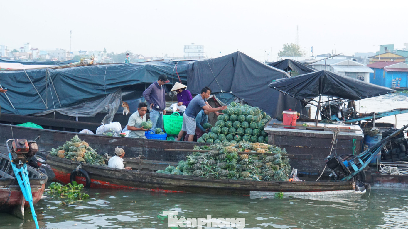 Điểm hấp dẫn của chợ nổi là những chiếc ghe chở đầy hàng. Mỗi chiếc ghe sẽ bán một món hàng khác nhau, từ hoa quả ngon lành tươi rói của miền Tây tới những đồ gia dụng cần thiết cho cuộc sống thường ngày. Ảnh: Hòa Hội.