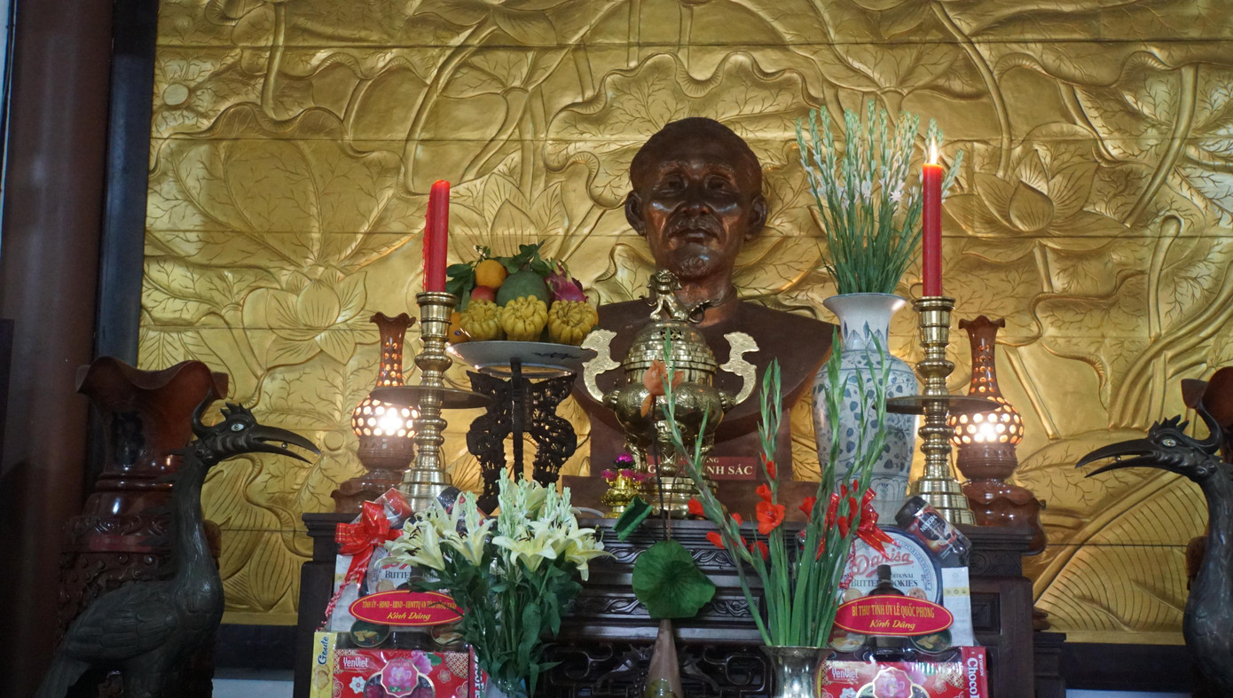 Cụ Phó bảng Nguyễn Sinh Sắc – Thân sinh của Chủ tịch Hồ Chí Minh, Người đã dành cả cuộc đời để mang hết tài năng, đức độ cứu nước, cứu dân và luôn được nhân dân Đồng Tháp kính mến, yêu thương, đùm bọc như người thân ruột thịt. Đoàn đại biểu dự Đại hội Đoàn Thanh niên Cộng sản Hồ Chí Minh tỉnh Đồng Tháp về đây kính dâng những nén hương với lòng biết ơn vô hạn và thành kính tưởng nhớ đến cụ Phó bảng Nguyễn Sinh Sắc và các anh hùng liệt sĩ đã hy sinh vì nền độc lập, tự do và sự thống nhất, phồn vinh của đất nước. - Ảnh: Hòa Hội