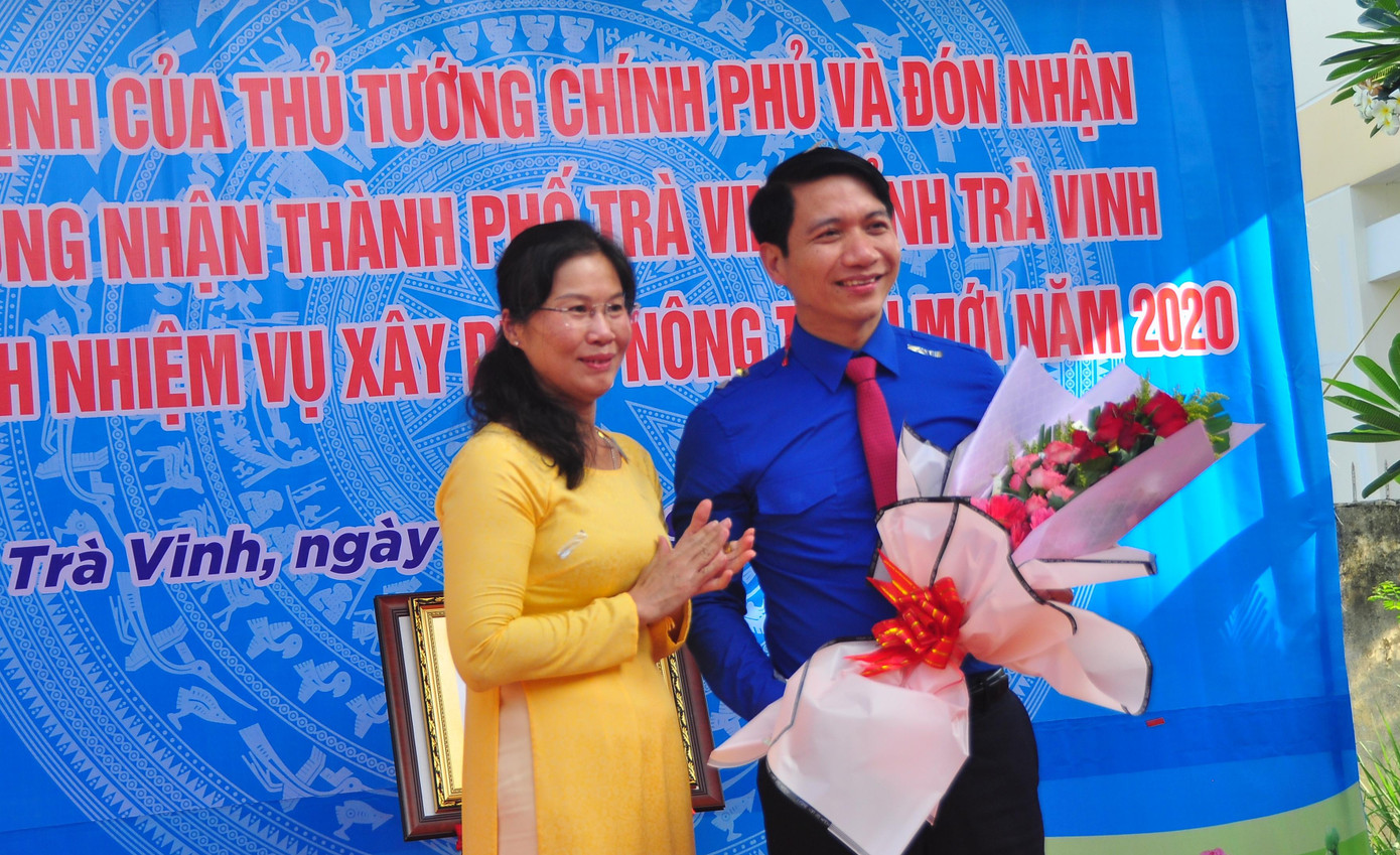 Thành phố Trà Vinh được UBND tỉnh chọn xã Long Đức làm điểm chỉ đạo trong xây dựng nông thôn mới; trong quá trình triển khai thực hiện đã được sự quan tâm lãnh, chỉ đạo của các cấp các ngành và Ban Chỉ đạo tỉnh; từ đó đề ra những giải pháp cụ thể trong chỉ đạo và tổ chức thực hiện, cũng như kịp thời giải quyết những khó khăn, vướng mắc trong quá trình triển khai thực hiện. Ngoài ra, việc phát động và thực hiện tốt phong trào thi đua “Chung sức xây dựng nông thôn mới” cùng với đẩy mạnh công tác tuyên truyền trong cán bộ, đảng viên và nhân dân về nội dung, mục đích, ý nghĩa xây dựng nông thôn mới, qua đó tạo được sự đồng thuận, hưởng ứng tích cực trong các cấp, các ngành và các tầng lớp nhân dân, từng bước nâng cao nhận thức cán bộ và nhân dân về lợi ích, trách nhiệm trong việc xây dựng nông thôn mới, nhân dân tự nguyện hiến đất, cây trái, hoa màu khi có công trình đi qua.