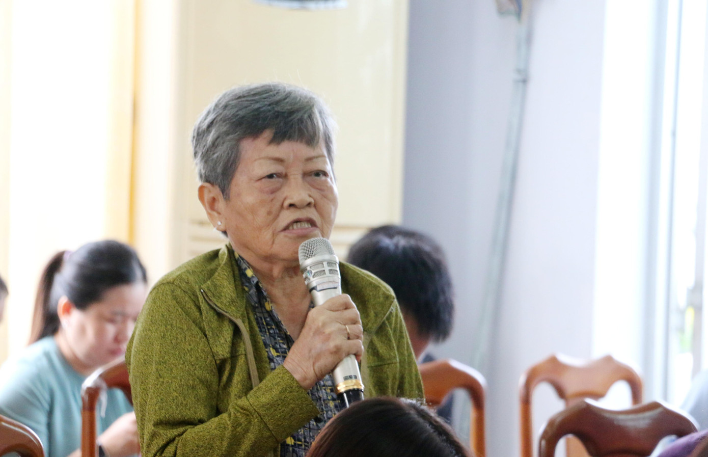 Cử tri nêu kiến nghị tại hội nghị tiếp xúc cử tri. Ảnh: PV. Cử tri nêu kiến nghị tại hội nghị tiếp xúc cử tri. Ảnh: PV.