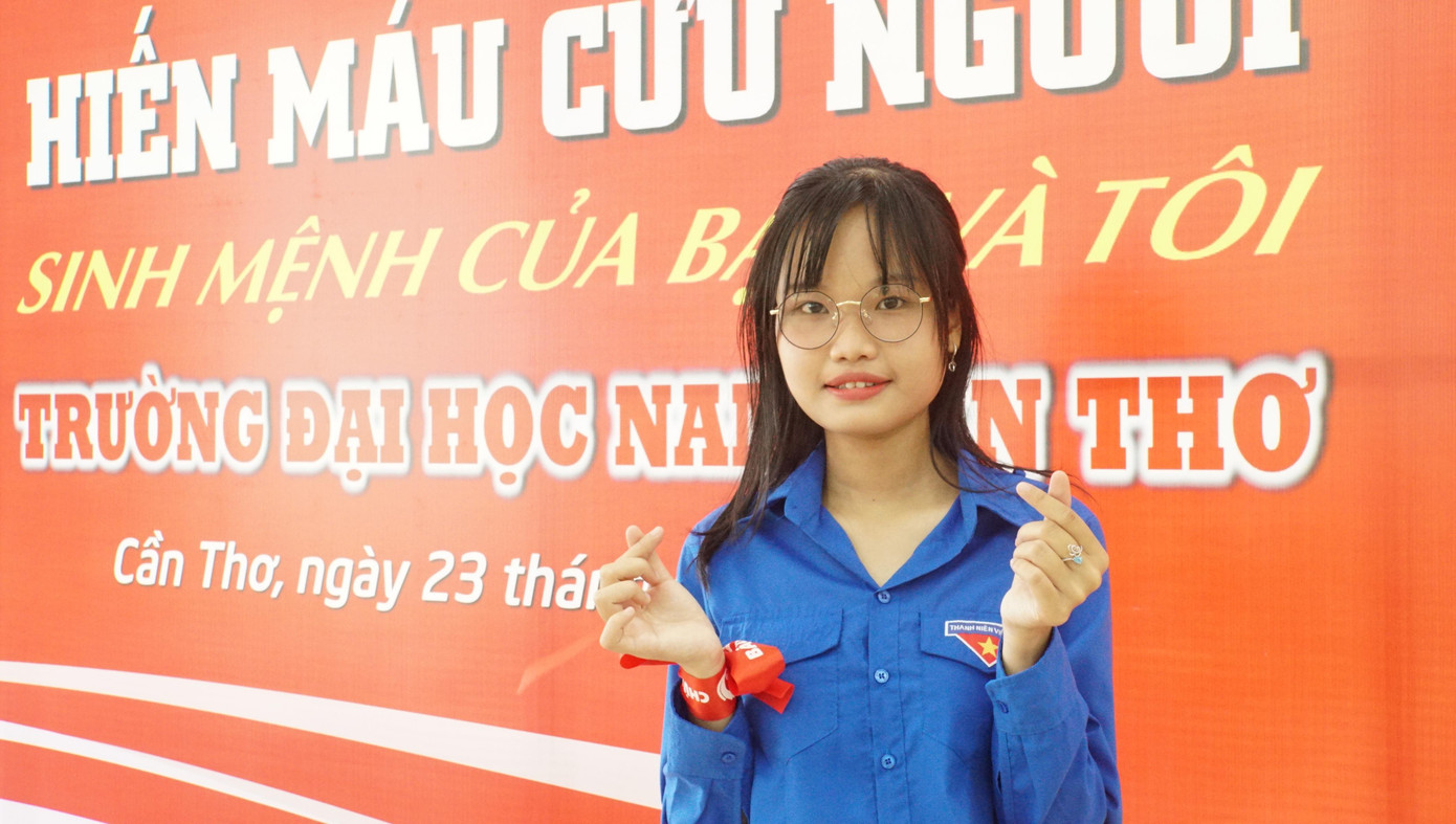 Bạn Lê Châu Bảo Trân, tình nguyện viên tham gia hỗ trợ hiến máu tình nguyện chia sẻ: "Hoạt động Chủ nhật Đỏ vô cùng ý nghĩa và nhân văn, bản thân em có cơ hội hỗ trợ các anh chị, bạn bè trực tiếp hiến máu nên rất vui". - Ảnh: Hòa Hội