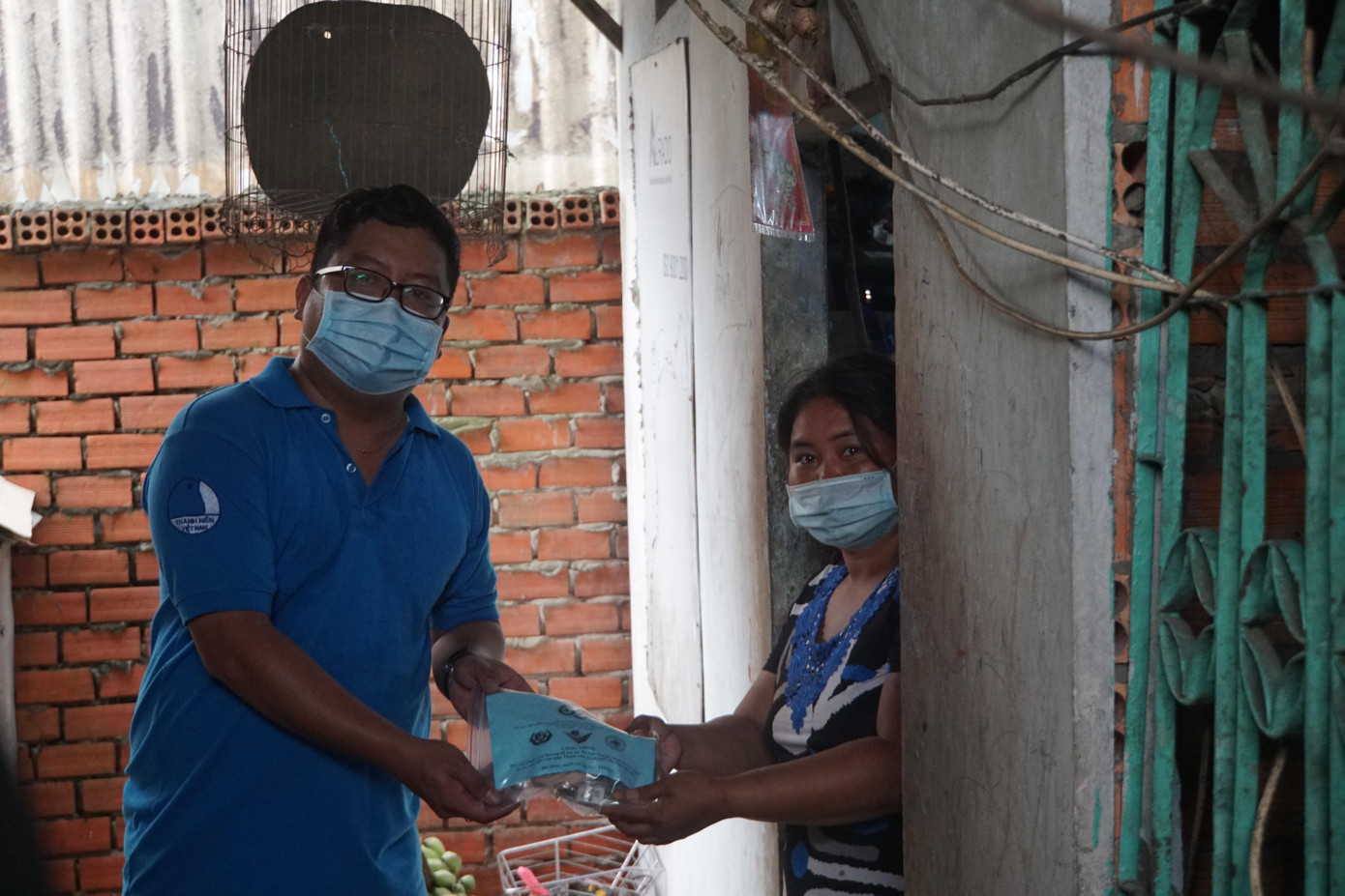 Anh Trần Việt Tuấn trao tặng thuốc cho người dân khu vực chợ nổi Cái Răng