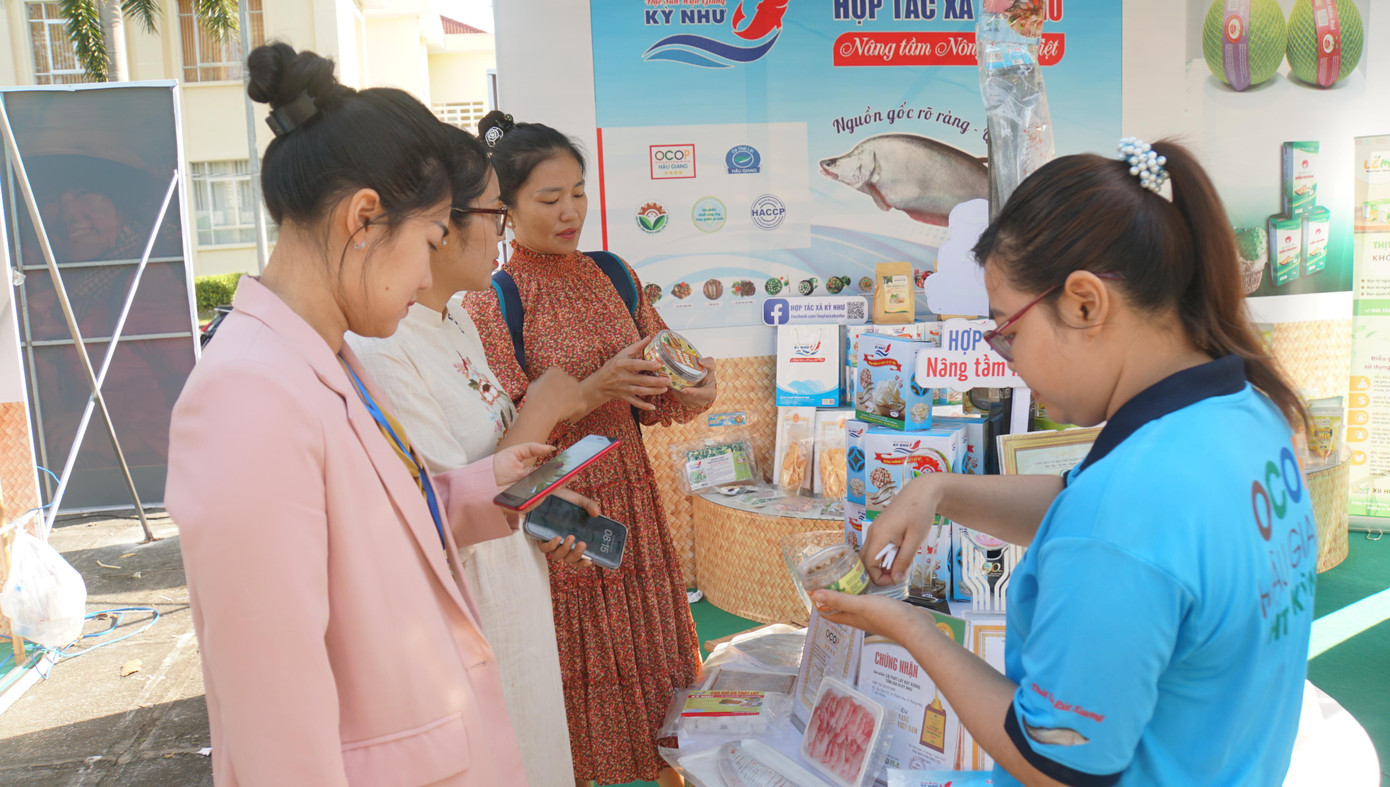 Khách tham quan sản phẩm OCOP Hậu Giang. Ảnh: Hòa Hội Khách tham quan sản phẩm OCOP Hậu Giang. Ảnh: Hòa Hội