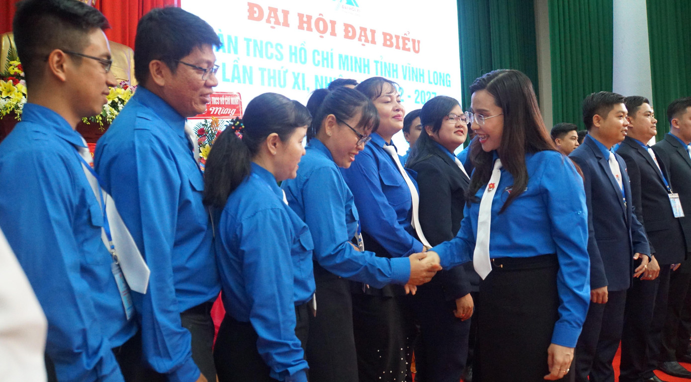 Chị Nguyễn Phạm Duy Trang - Bí thư Trung ương Đoàn, Chủ tịch Hội đồng Đội Trung ương chúc mừng Ban Chấp hành Tỉnh Đoàn Vĩnh Long nhiệm kỳ 2022 - 2027. Ảnh: Hòa Hội Chị Nguyễn Phạm Duy Trang - Bí thư Trung ương Đoàn, Chủ tịch Hội đồng Đội Trung ương chúc mừng Ban Chấp hành Tỉnh Đoàn Vĩnh Long nhiệm kỳ 2022 - 2027. Ảnh: Hòa Hội