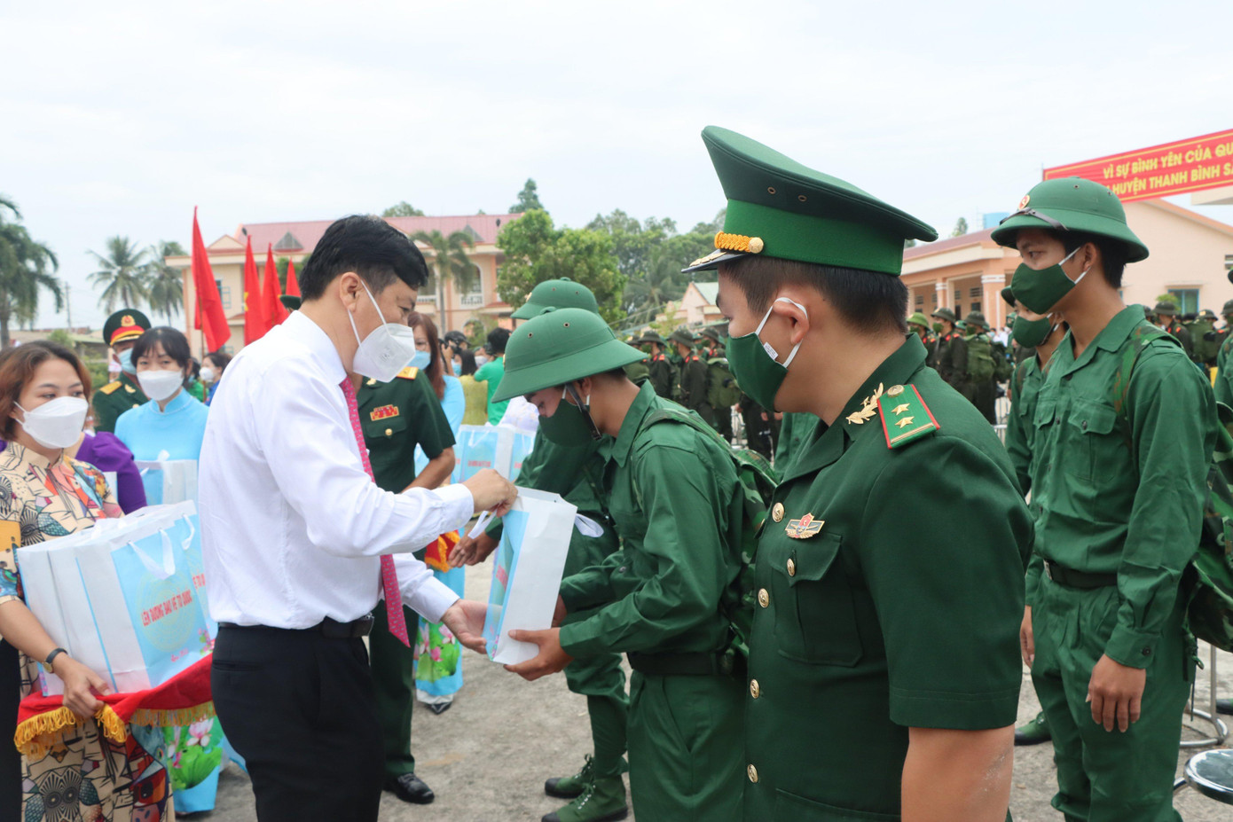 Năm 2022, tỉnh Đồng Tháp được giao tuyển chọn và gọi 1.526 công dân nhập ngũ; trong đó có 1.200 thanh niên nhập ngũ vào Quân đội nhân dân, 326 thanh niên thực hiện nghĩa vụ tham gia Công an nhân dân. Do tình hình dịch bệnh COVID-19 còn diễn biến, các đơn vị không tổ chức văn nghệ, hội trại hoặc các hoạt động tập trung đông người trước lễ giao nhận quân; đồng thời tăng cường tuyên truyền, vận động người thân đưa, tiễn công dân nhập ngũ chấp hành nghiêm quy định phòng, chống dịch.