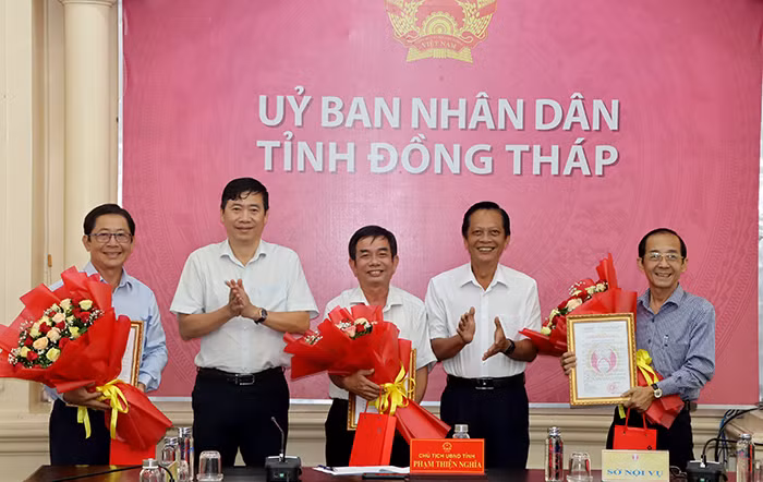 Chủ tịch UBND tỉnh Đồng Tháp Phạm Thiện Nghĩa (thứ hai từ trái sang) trao quyết định nghỉ hưu cho ông Nguyễn Thành Giang, Nguyễn Văn Phú và Trần Thanh Liêm. Ảnh: V. Tiến Chủ tịch UBND tỉnh Đồng Tháp Phạm Thiện Nghĩa (thứ hai từ trái sang) trao quyết định nghỉ hưu cho ông Nguyễn Thành Giang, Nguyễn Văn Phú và Trần Thanh Liêm. Ảnh: V. Tiến