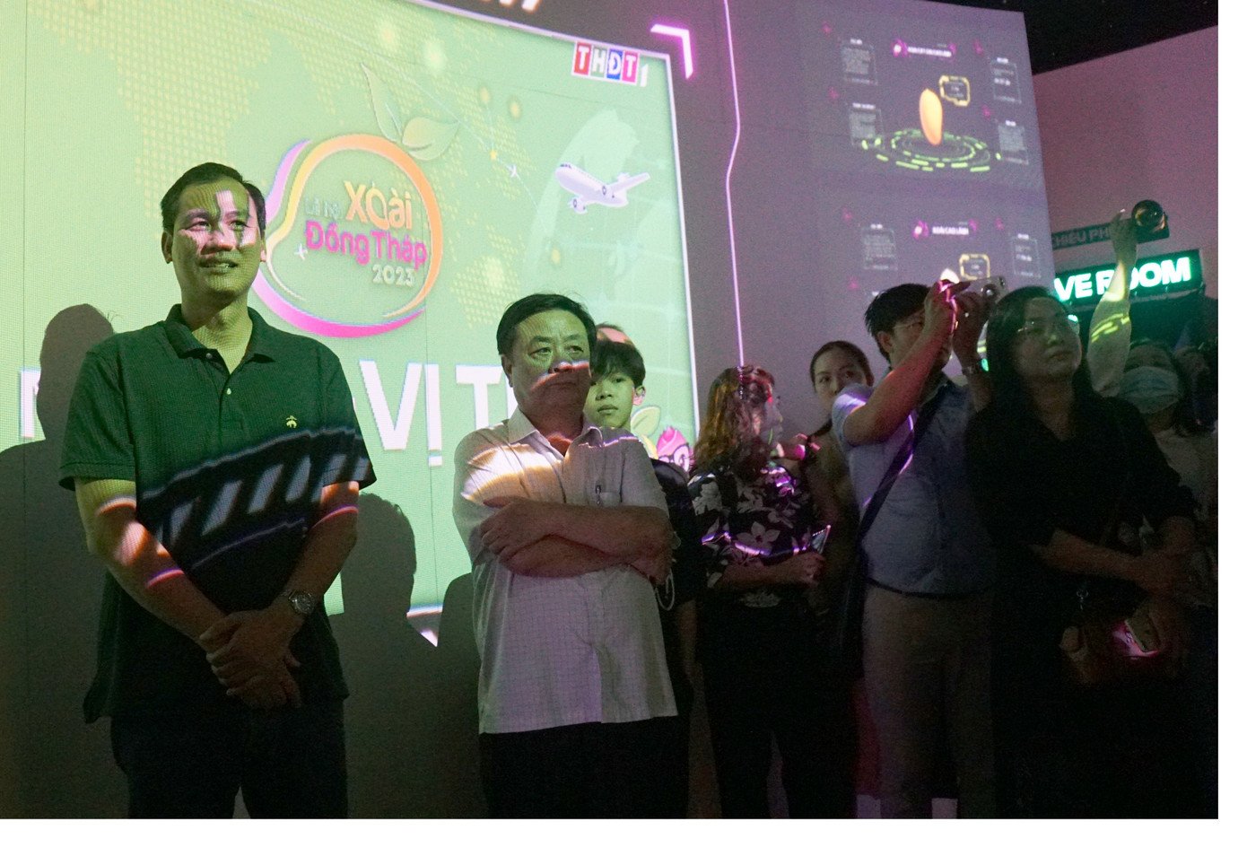 Bộ trưởng Bộ NN&amp;PTNT Lê Minh Hoan tham gia trải nghiệm không gian thực tế ảo. Ảnh: An Bình