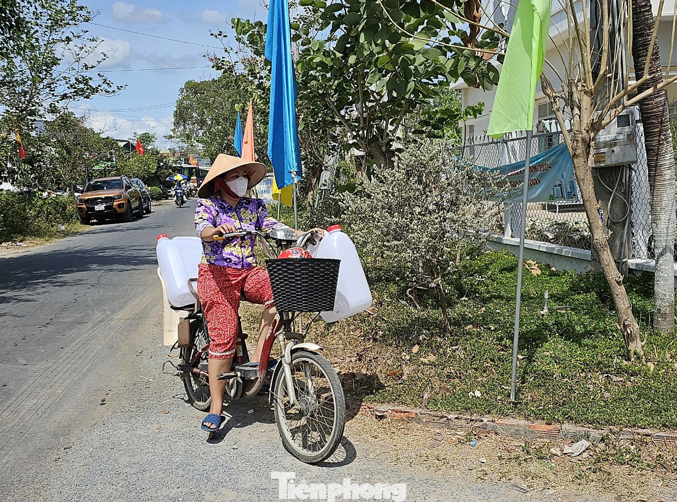 Người dân mang can đến lấy nước từ chương trình. Ảnh: Hòa Hội