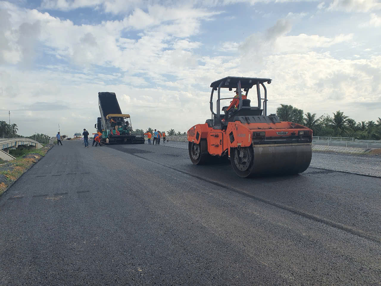 Công nhân hoàn thiện đường dẫn lên cầu Rạch Miễu 2.