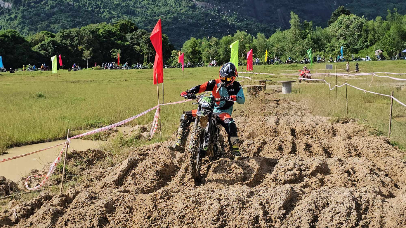 Ngày 7/10, tại Khu thể thao du lịch Tà Pạ - Soài Chek ở xã Núi Tô (Tri Tôn, An Giang), UBND huyện Tri Tôn phối hợp Công ty TNHH Quản lý, Đầu tư và Phát triển mô tô thể thao Việt Nam tổ chức chương trình biểu diễn mô tô địa hình huyện Tri Tôn năm 2023. Ảnh: N. Chuẩn. Ngày 7/10, tại Khu thể thao du lịch Tà Pạ - Soài Chek ở xã Núi Tô (Tri Tôn, An Giang), UBND huyện Tri Tôn phối hợp Công ty TNHH Quản lý, Đầu tư và Phát triển mô tô thể thao Việt Nam tổ chức chương trình biểu diễn mô tô địa hình huyện Tri Tôn năm 2023. Ảnh: N. Chuẩn.