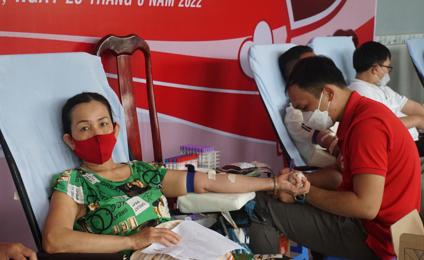 Chị Lê Thị Loan đang hiến máu. - Ảnh: Hòa Hội