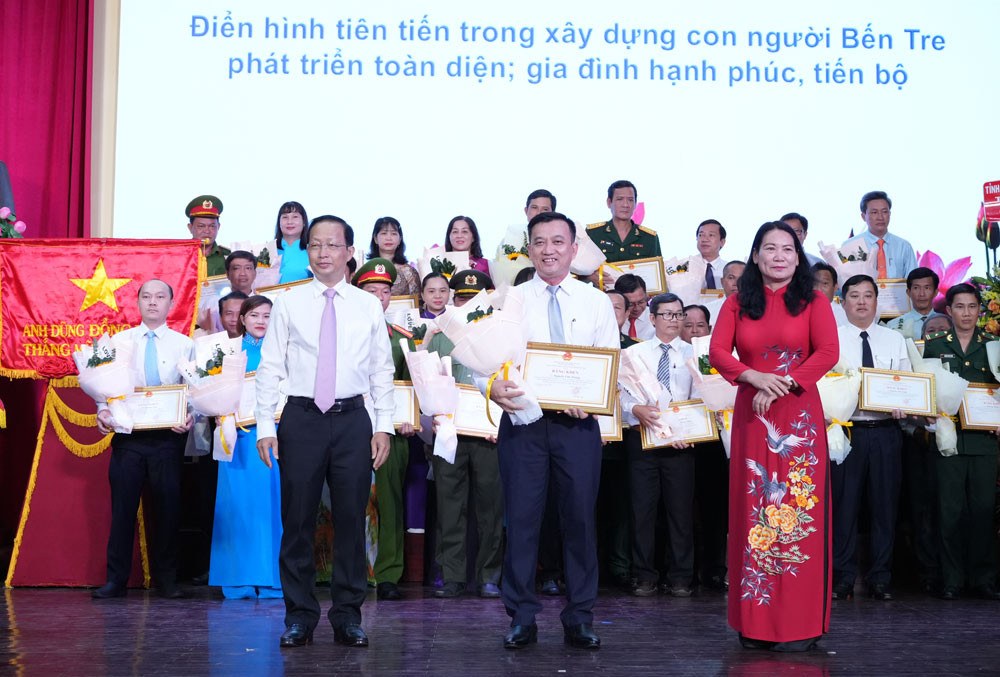 Lãnh đạo tỉnh Bến Tre trao bằng khen điển hình tiên tiến cho các tập thể, cá nhân. Ảnh: Phương Thảo. Lãnh đạo tỉnh Bến Tre trao bằng khen điển hình tiên tiến cho các tập thể, cá nhân. Ảnh: Phương Thảo.