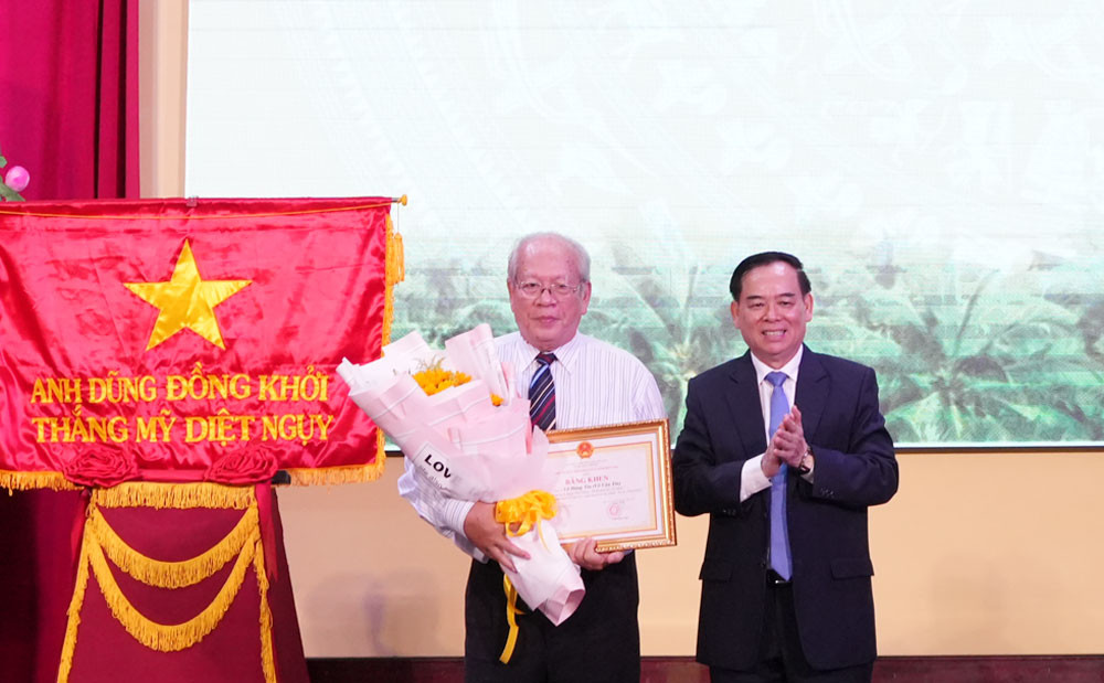 Ông Trần Ngọc Tam, Chủ tịch UBND tỉnh Bến Tre khen thưởng thành tích đạt Giải thưởng Nhà nước về văn học, nghệ thuật với tác phẩm “Ký ức Đồng Khởi” cho nhạc sĩ Võ Đăng Tín. Ảnh: Phương Thảo. Ông Trần Ngọc Tam, Chủ tịch UBND tỉnh Bến Tre khen thưởng thành tích đạt Giải thưởng Nhà nước về văn học, nghệ thuật với tác phẩm “Ký ức Đồng Khởi” cho nhạc sĩ Võ Đăng Tín. Ảnh: Phương Thảo.