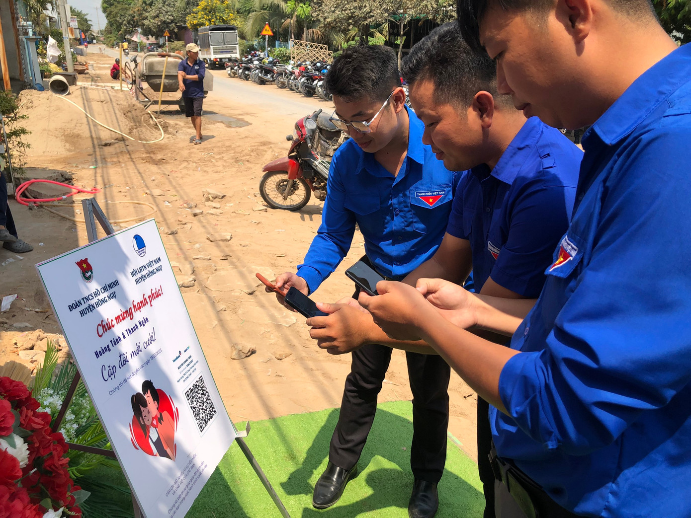 Quét QR mừng đám cưới của cán bộ Đoàn.