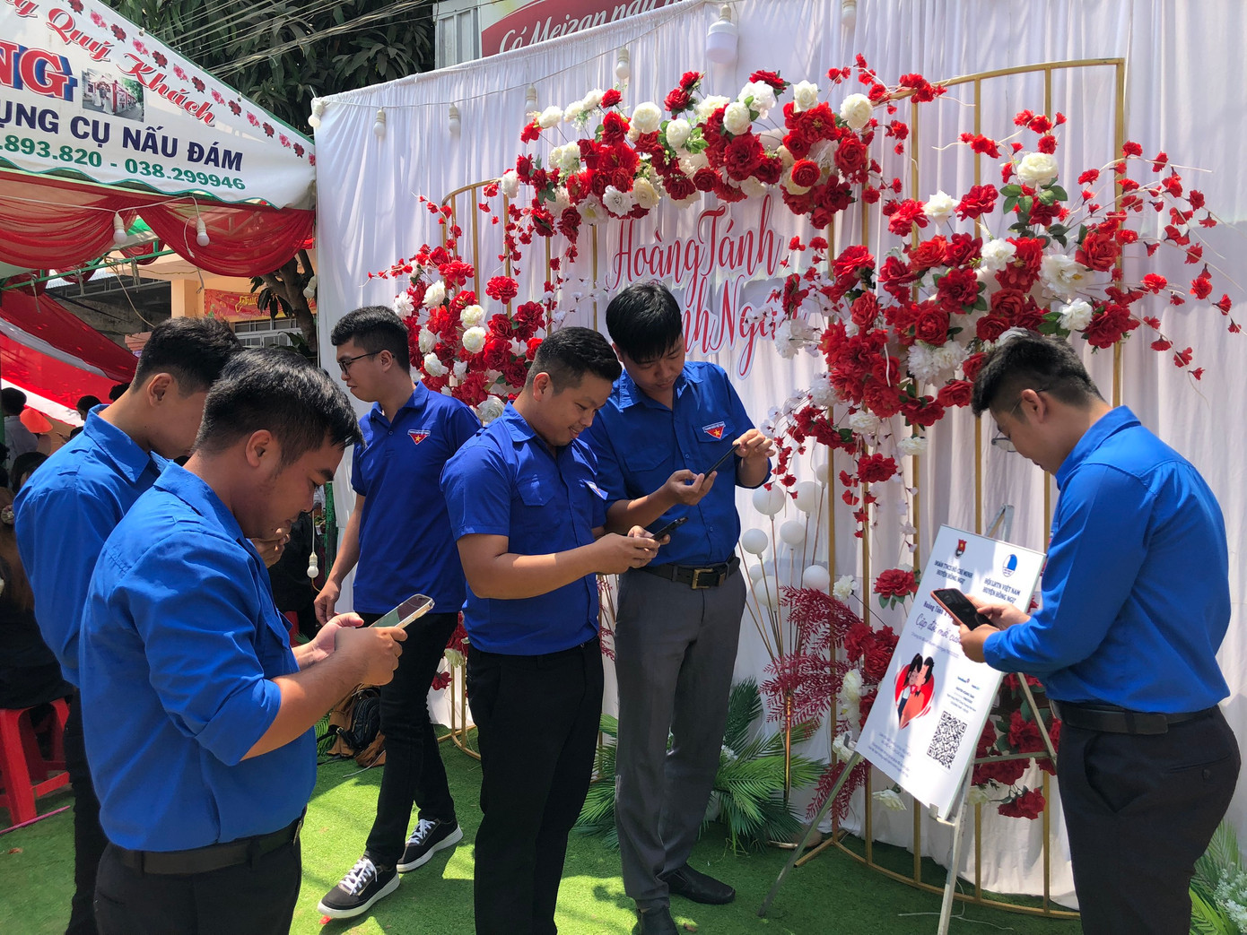 Khách đến dự quét mã QR mừng đám cưới của bạn Hoàng Tánh.