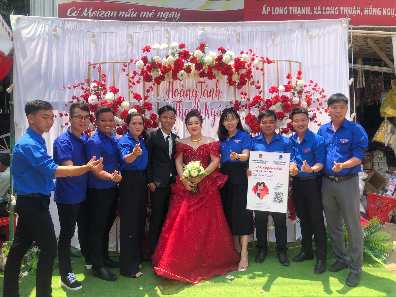 Ngày vui của chú rể Nguyễn Hoàng Tánh, Phó Bí thư xã Đoàn Long Thuận cùng cô dâu Bùi Thanh Ngân.