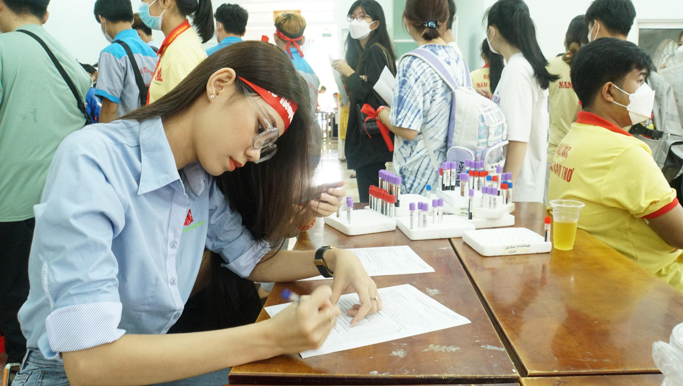 Á khôi 3 Văng Thị Chúc Lam cùng các bạn tình nguyện viên chuẩn bị nước, bánh mì, hỗ trợ hiến máu và động viên tinh thần các bạn. Gần cuối giờ, Chúc Lam còn trực tiếp tham gia hiến máu. - Ảnh: Hòa Hội Á khôi 3 Văng Thị Chúc Lam cùng các bạn tình nguyện viên chuẩn bị nước, bánh mì, hỗ trợ hiến máu và động viên tinh thần các bạn. Gần cuối giờ, Chúc Lam còn trực tiếp tham gia hiến máu. - Ảnh: Hòa Hội