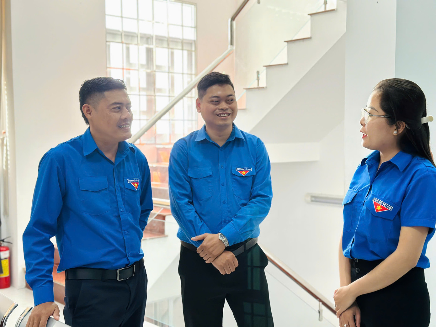 Anh Lê Hoàng Quyết - Phó Bí thư Tỉnh Đoàn Đồng Tháp cho biết, việc triển khai các đội hình thanh niên tình nguyện tại khu vực biên giới không chỉ góp phần nâng cao hiệu quả giải quyết thủ tục hành chính tại chỗ, còn thể hiện vai trò xung kích của tuổi trẻ Đồng Tháp trong đồng hành cùng chính quyền xây dựng nền hành chính phục vụ, minh bạch, hiện đại. Trong ảnh, anh Lê Hoàng Quyết cùng Bí thư Tỉnh Đoàn Đồng Tháp - anh Nguyễn Quang Minh (giữa) kiểm tra cơ sở đoàn trong ngày cao điểm hỗ trợ chính quyền 2 cấp.