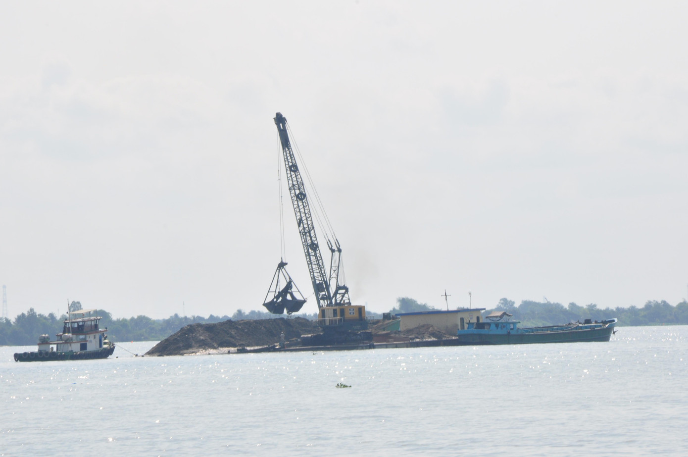 Khai thác cát trên sông tại ĐBSCL Khai thác cát trên sông tại ĐBSCL