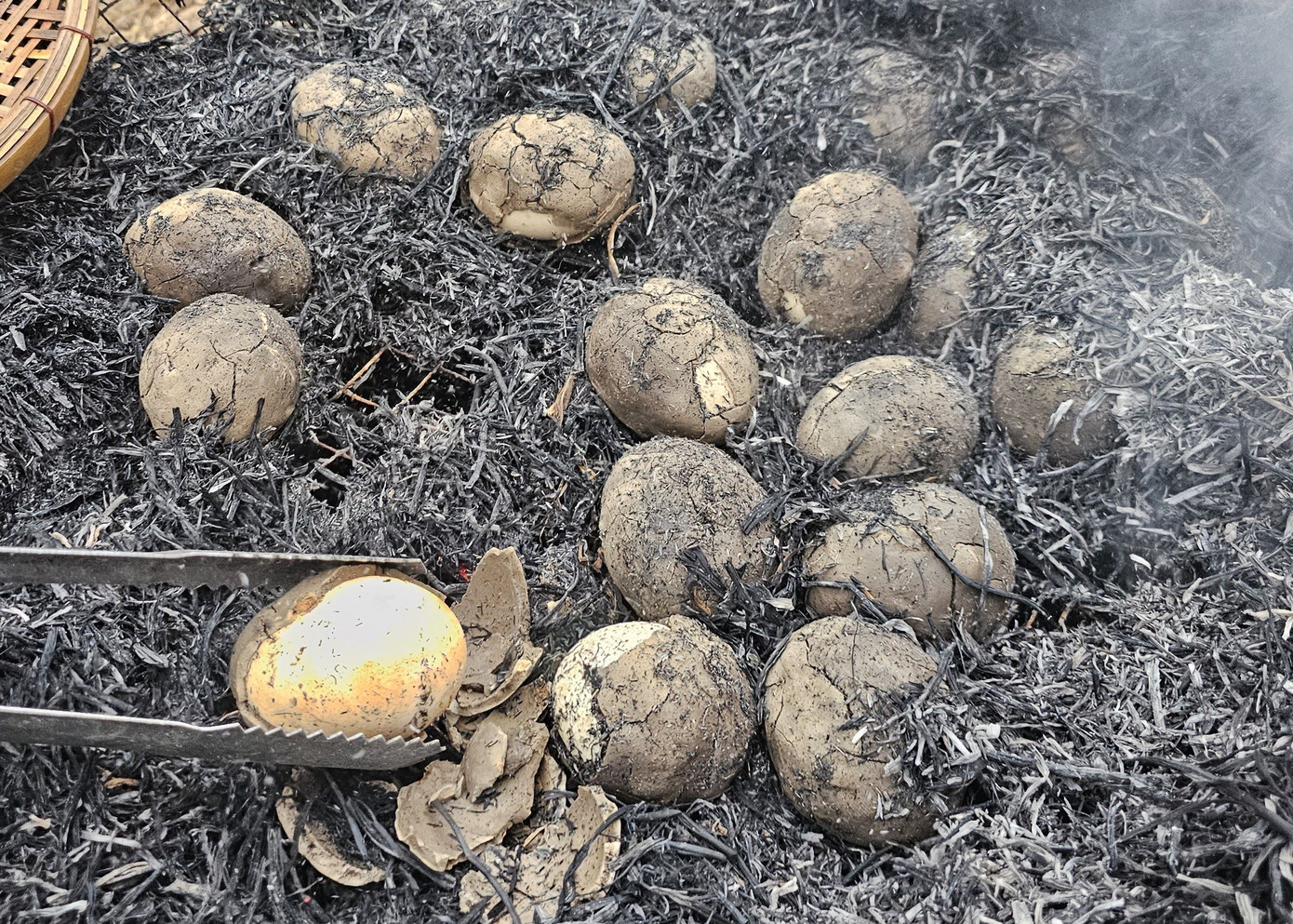 Khi trứng chín tới, lớp đất sét khô lại, nứt ra nhẹ nhàng, để lộ quả trứng trắng bóc, lòng đỏ vàng ươm, thơm lừng. Hương vị món trứng nướng đất sét rất đặc trưng, thơm nồng mùi đất, mùi rơm quyện lẫn với vị béo ngậy của lòng đỏ, tạo nên một trải nghiệm vị giác khó quên.