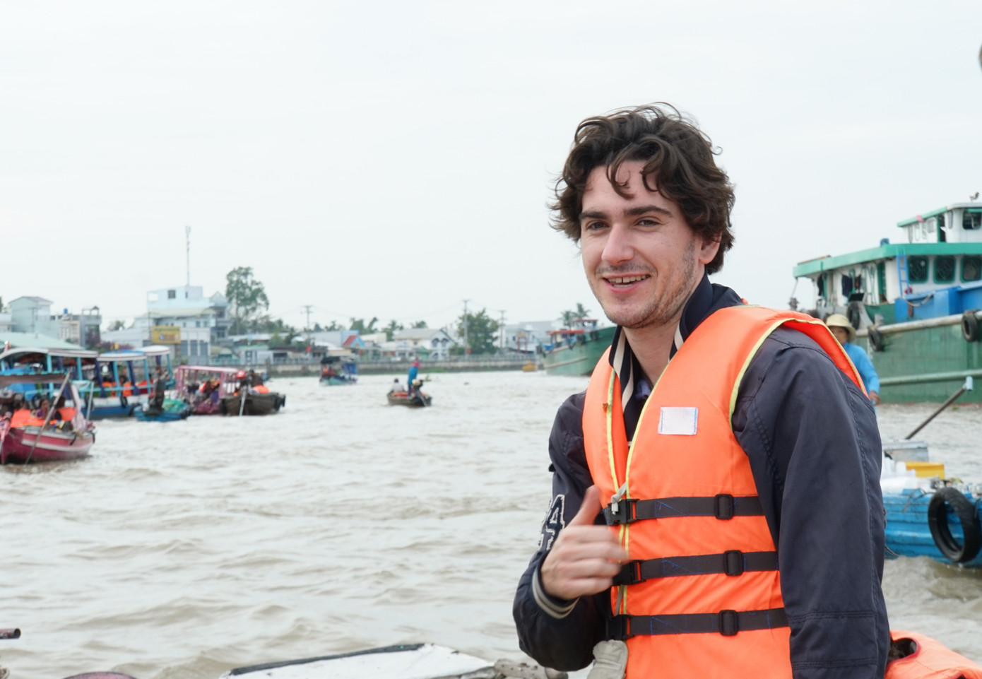 Một du khách Pháp ấn tượng về chợ nổi Cái Răng. Ảnh: Hòa Hội Một du khách Pháp ấn tượng về chợ nổi Cái Răng. Ảnh: Hòa Hội