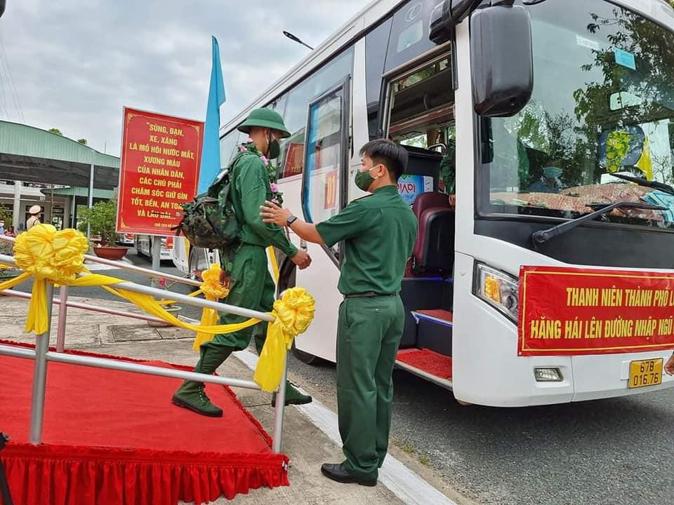 Tại An Giang, công tác giao, nhận quân năm nay diễn ra trang trọng, ngắn gọn, an toàn và đảm bảo công tác phòng, chống dịch COVID-19 . - Ảnh: TĐ AG