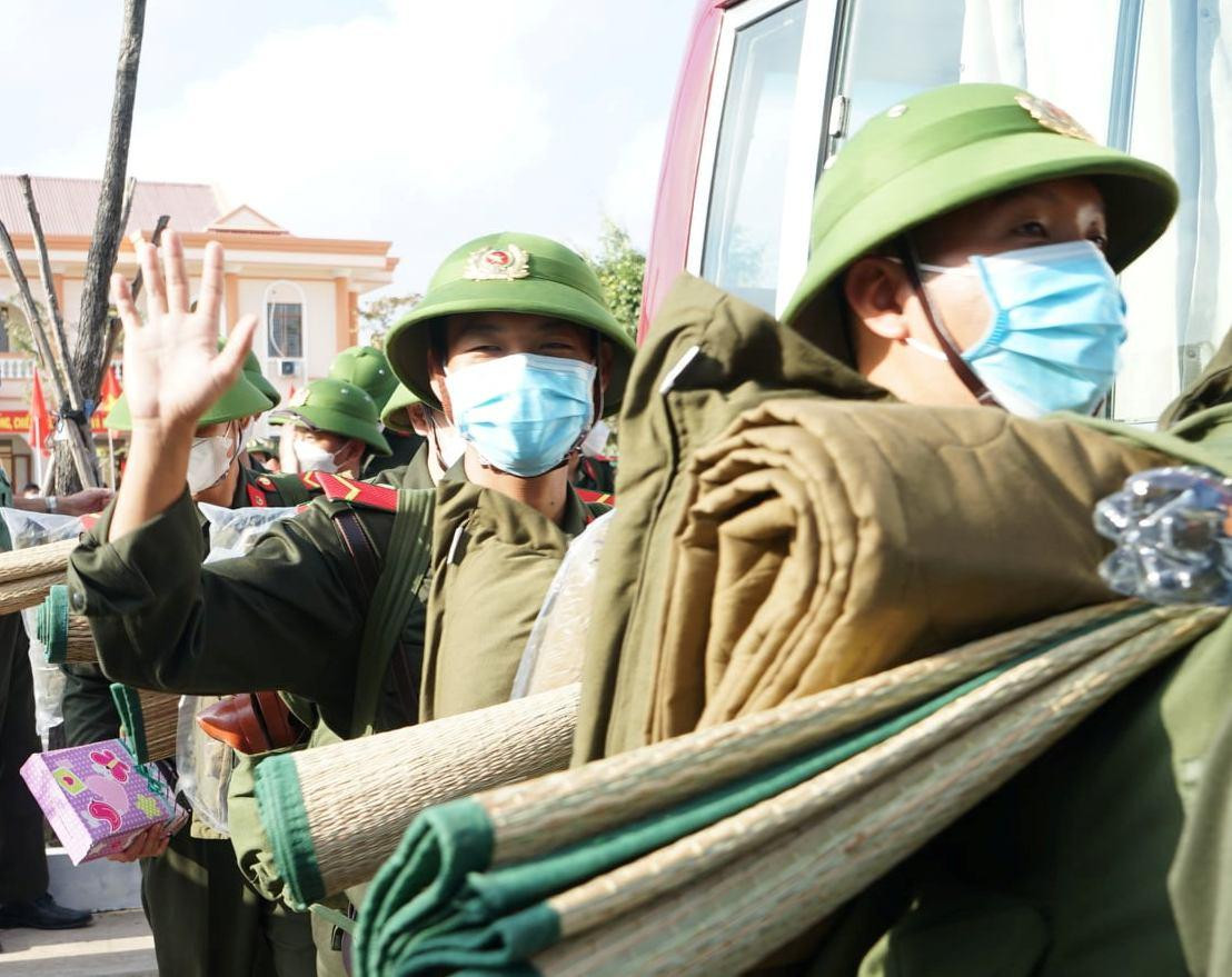 Trước đó vào ngày 13 - 14/02, Thường trực Tỉnh đoàn Bến Tre cũng đã trực tiếp đến thăm, gặp gỡ, tặng quà, động viên các tân binh trước khi lên đường nhập ngũ làm nhiệm vụ thiêng liêng bảo vệ Tổ quốc tại các huyện Giồng Trôm, Chợ Lách và Ba Tri. Qua đó, các anh chị đã ân cần thăm hỏi, động viên các tân binh trước khi lên đường nhập ngũ, đồng thời căn dặn các đồng chí tân binh đề cao tinh thần trách nhiệm, nghĩa vụ của bản thân đối với sự nghiệp bảo vệ Tổ quốc, nỗ lực cố gắng khắc phục khó khăn, vươn lên trong học tập, huấn luyện, hoàn thành xuất sắc nhiệm vụ được Đảng và Nhà nước giao phó, góp phần xây dựng Quân đội Nhân dân Việt Nam chính quy, tinh nhuệ, hiện đại nhằm tích cực bảo vệ và xây dựng quê hương ngày càng giàu đẹp, đảm bảo quốc phòng an ninh được giữ vững. - Ảnh: TĐ BT