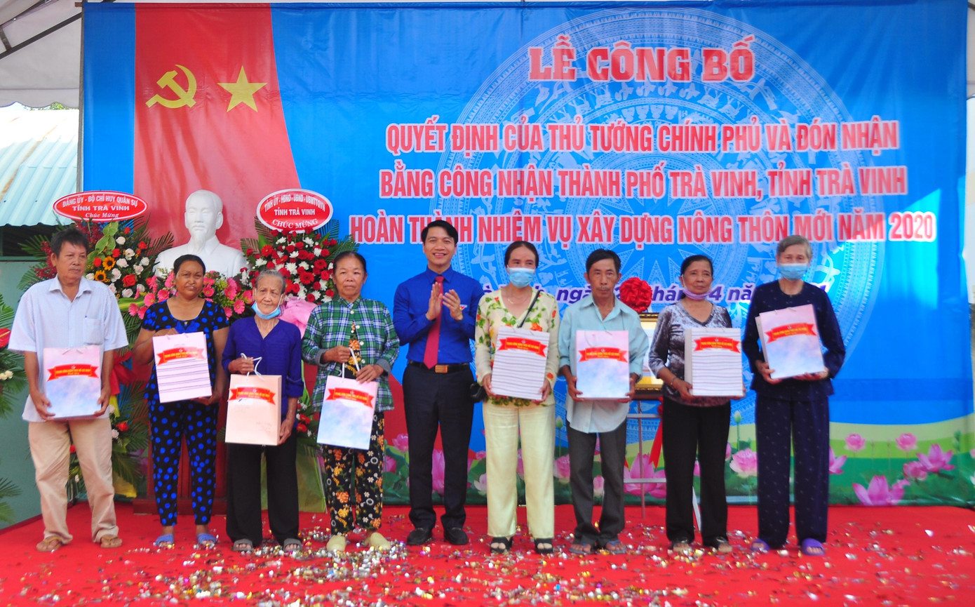 Anh Nguyễn Ngọc Lương, Bí thư Trung ương Đoàn tặng quà cho người dân. - Ảnh: Hòa Hội