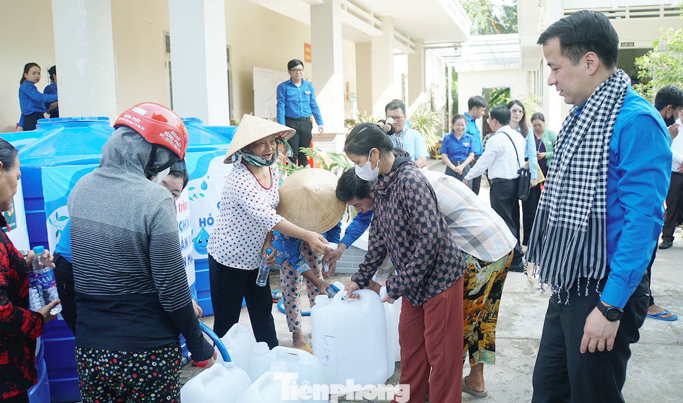 Anh Ngô Văn Cương - Bí thư T.Ư Đoàn cho biết, từ đầu năm đến nay, tại Đồng bằng sông Cửu Long đã liên tiếp xảy ra các đợt xâm nhập mặn và nắng nóng kéo dài. Chính quyền nhiều địa phương đã có những giải pháp để đảm bảo nước sạch cho bà con nhân dân. Tuy nhiên, việc thiếu nước ngọt phục vụ sinh hoạt của người dân vẫn xảy ra cục bộ tại một địa bàn, nhất là tại các khu dân cư trên các cù lao, đặc biệt trong bối cảnh nguồn dự trữ nước ngọt đã suy giảm sau những đợt nắng nóng, hạn hán, xâm nhập mặn kéo dài. Ảnh: Hòa Hội