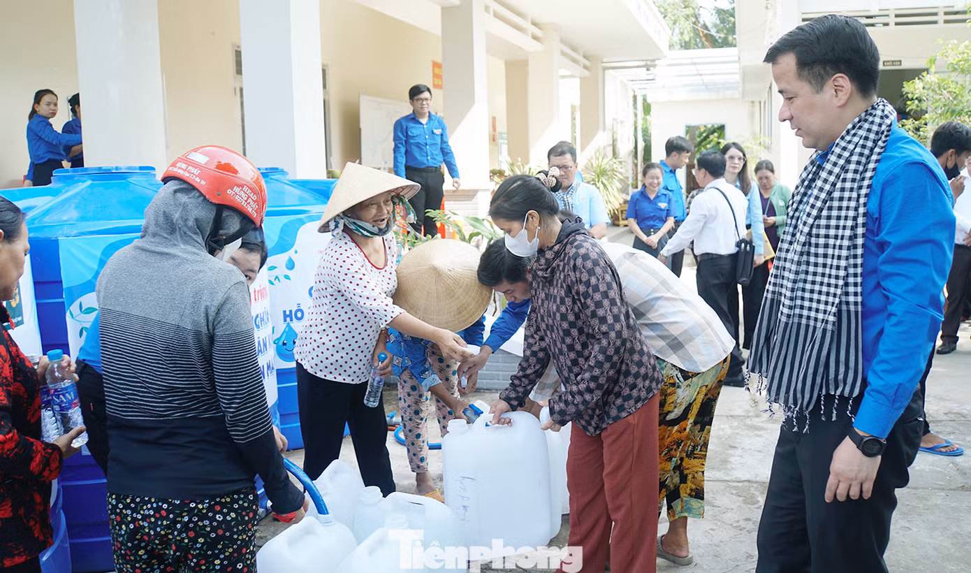 Anh Ngô Văn Cương - Bí thư T.Ư Đoàn cho biết, từ đầu năm đến nay, tại Đồng bằng sông Cửu Long đã liên tiếp xảy ra các đợt xâm nhập mặn và nắng nóng kéo dài. Chính quyền nhiều địa phương đã có những giải pháp để đảm bảo nước sạch cho bà con nhân dân. Tuy nhiên, việc thiếu nước ngọt phục vụ sinh hoạt của người dân vẫn xảy ra cục bộ tại một địa bàn, nhất là tại các khu dân cư trên các cù lao, đặc biệt trong bối cảnh nguồn dự trữ nước ngọt đã suy giảm sau những đợt nắng nóng, hạn hán, xâm nhập mặn kéo dài. Ảnh: Hòa Hội