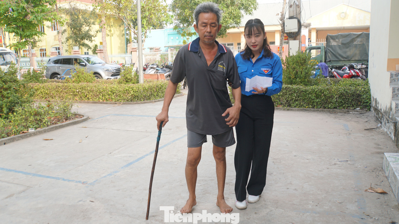 Đoàn viên thanh niên hỗ trợ người dân đến khám bệnh miễn phí.